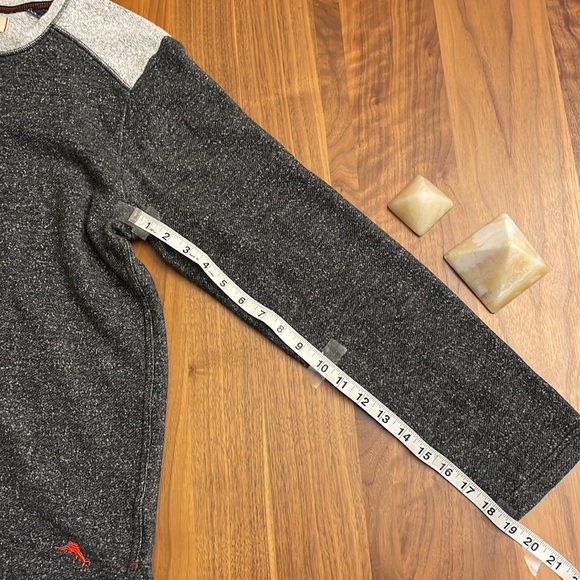 Tommy Bahama Light Fleece Sweater Men Size M Gray Contrast Shoulder - Picture 6 of 9